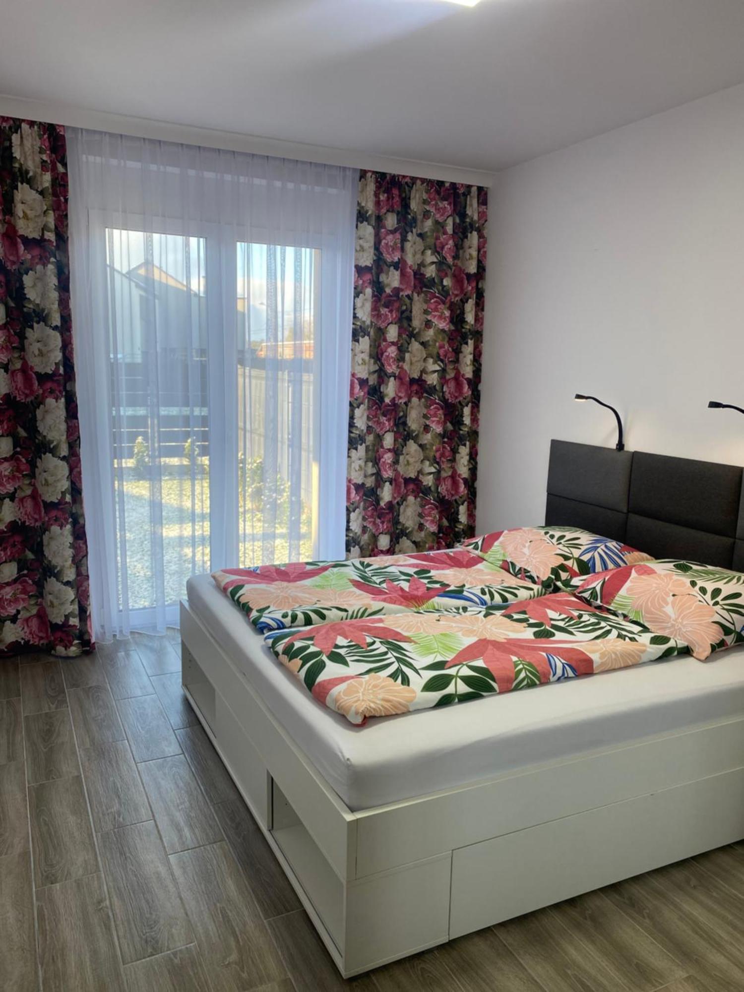 1 Tyskie Apartamenty Z Ogrodkiem Tychy Exterior foto