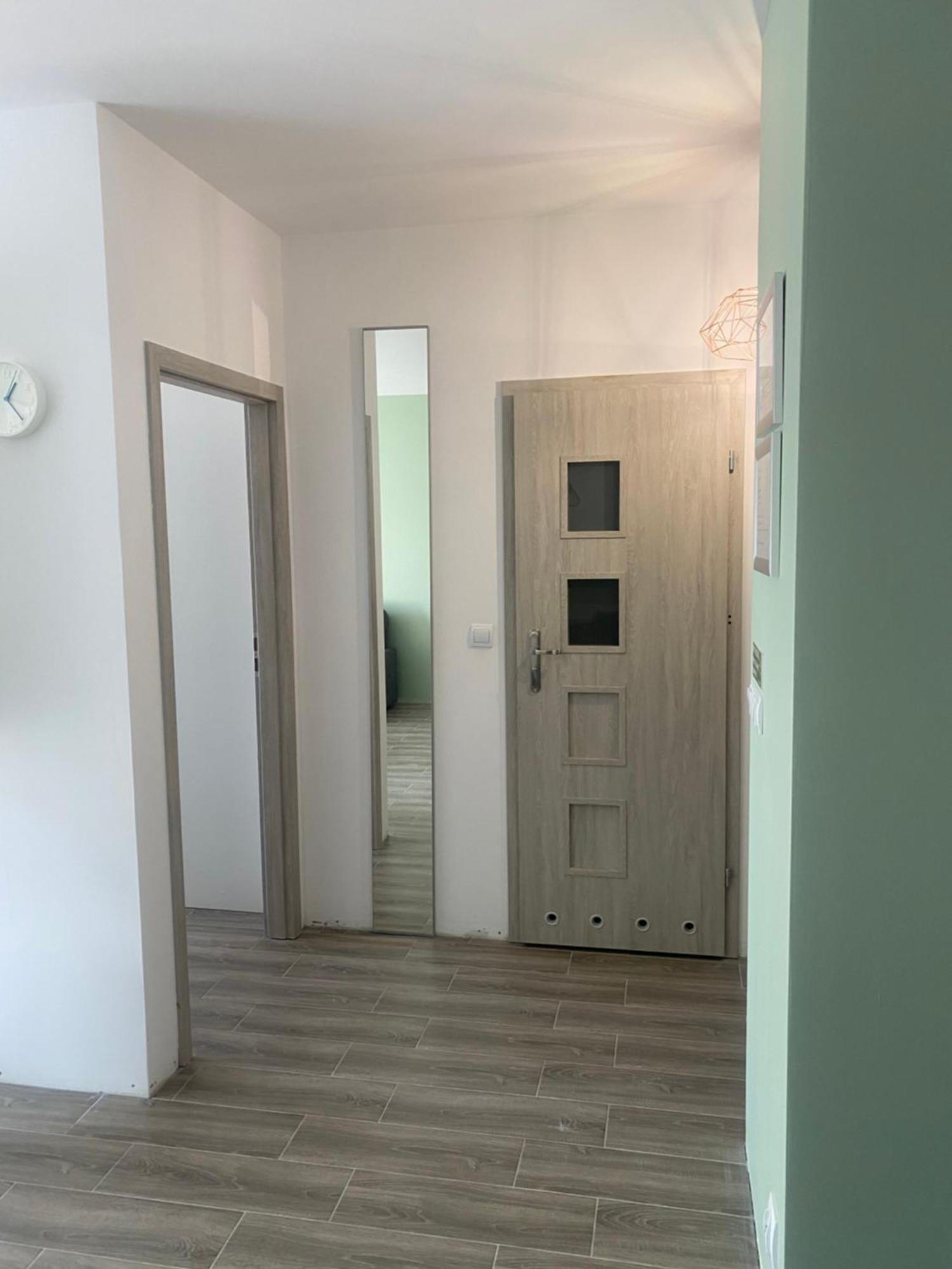 1 Tyskie Apartamenty Z Ogrodkiem Tychy Exterior foto